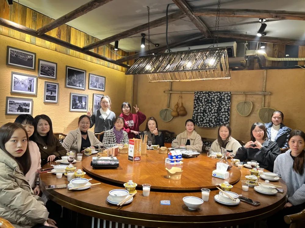 時(shí)彙信息春茗答(dá)謝(xiè)會(huì)