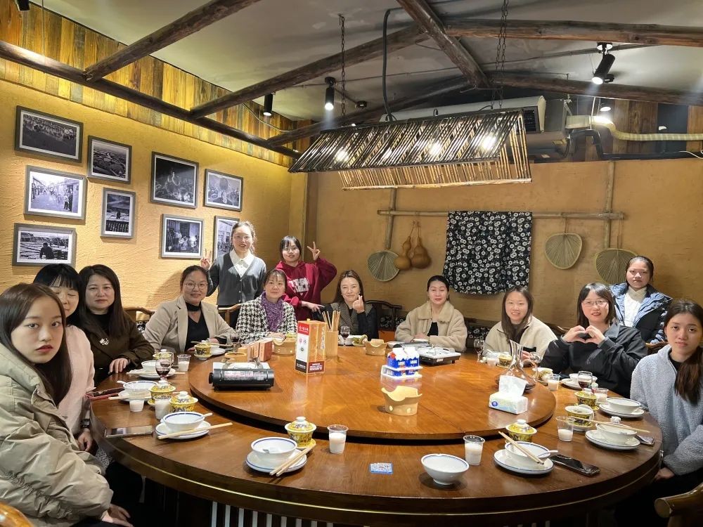 時(shí)彙信息春茗答(dá)謝(xiè)會(huì)