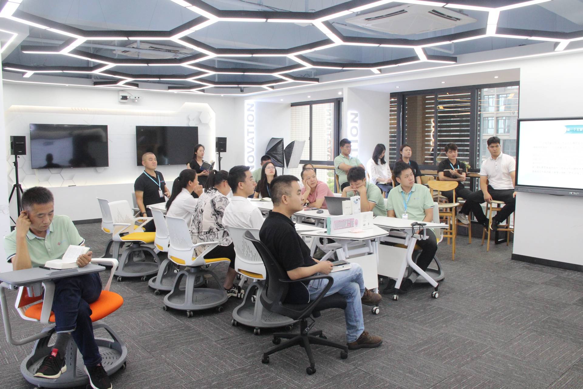 時(shí)彙信息6月(yuè)讀(dú)書(shū)彙｜閱見(jiàn)世界