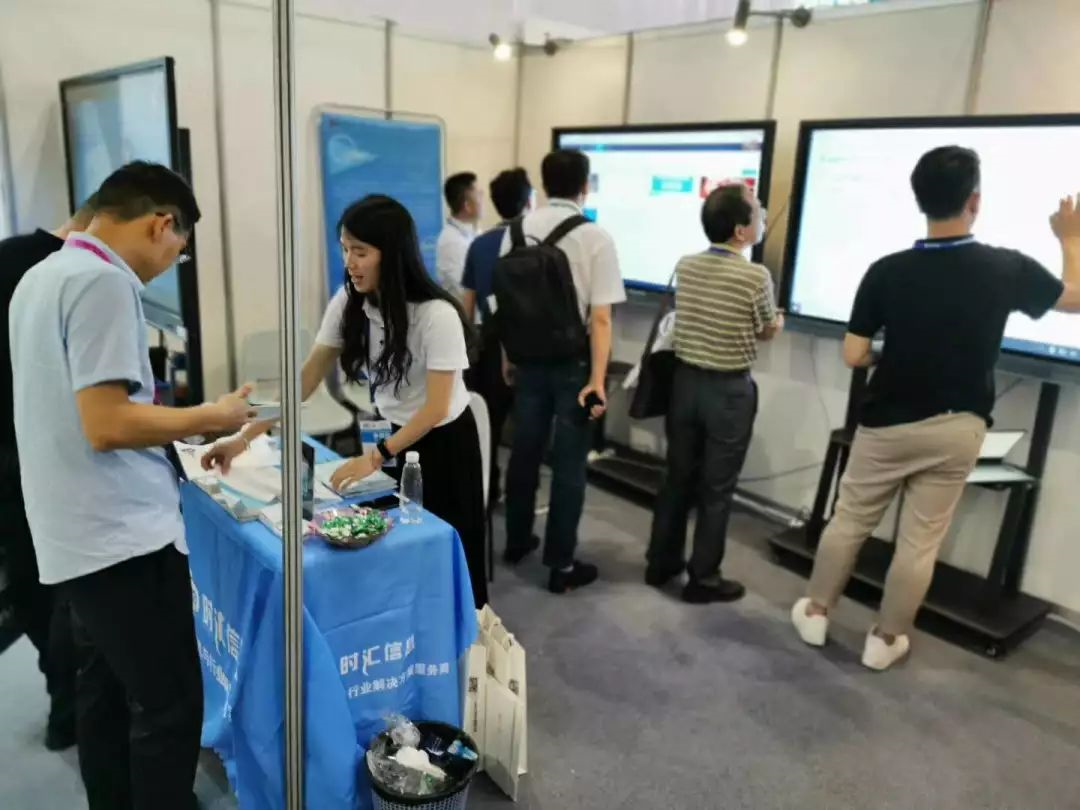 時(shí)彙信息蜜蜂三大(dà)平台亮(liàng)相(xiàng)中國(guó)高(gāo)等教育博覽會(huì)(2019·春) 時(shí)彙信息蜜蜂三大(dà)平台亮(liàng)相(xiàng)中國(guó)高(gāo)等教育博覽會(huì)(2019·春)