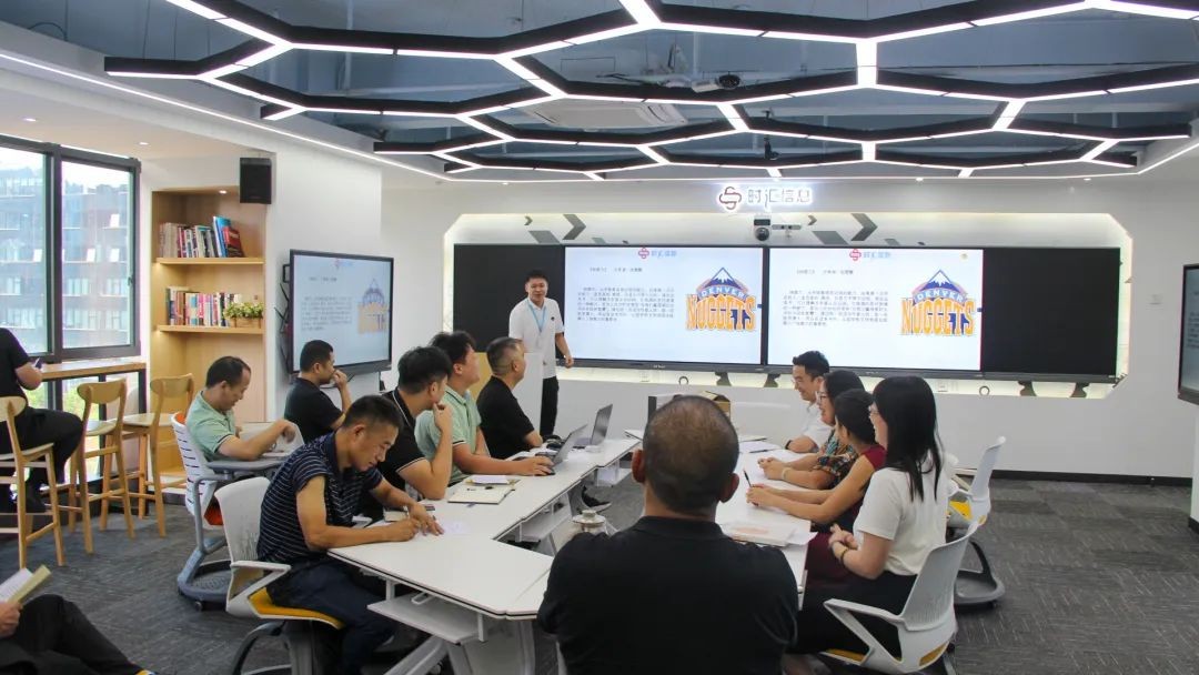 書(shū)香浸潤心靈，閱讀(dú)點亮(liàng)人(rén)生(shēng)∣時(shí)彙信息讀(dú)書(shū)彙