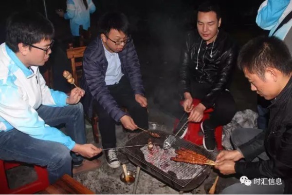 “與時(shí)俱進·彙赢未來(lái)”2016年(nián)度總結暨表彰大(dà)會(huì)圓滿結束 “與時(shí)俱進·彙赢未來(lái)”2016年(nián)度總結暨表彰大(dà)會(huì)圓滿結束