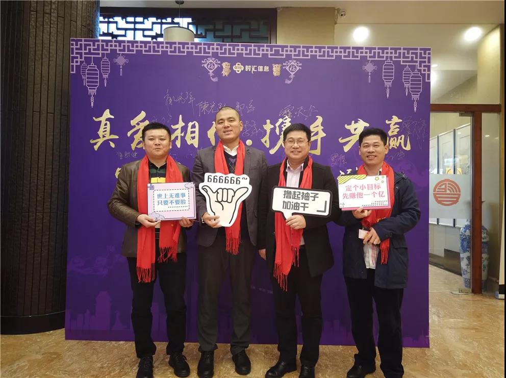 這(zhè)個(gè)春茗,歌(gē)聲萦繞,雄獅舞(wǔ)動 這(zhè)個(gè)春茗,歌(gē)聲萦繞,雄獅舞(wǔ)動