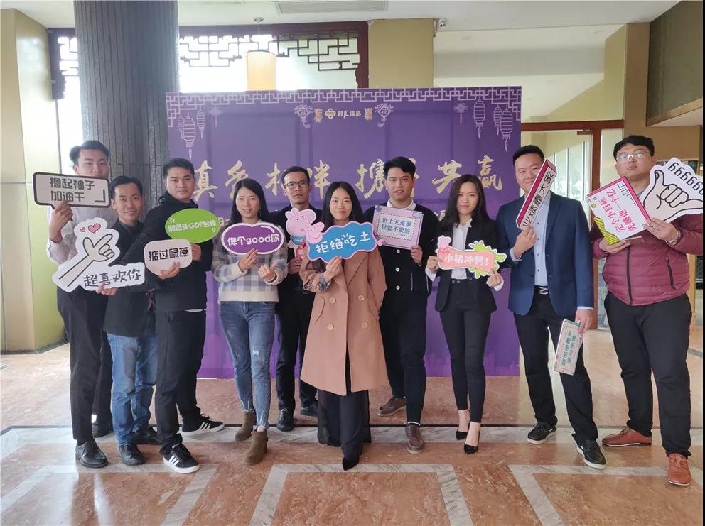 這(zhè)個(gè)春茗,歌(gē)聲萦繞,雄獅舞(wǔ)動 這(zhè)個(gè)春茗,歌(gē)聲萦繞,雄獅舞(wǔ)動