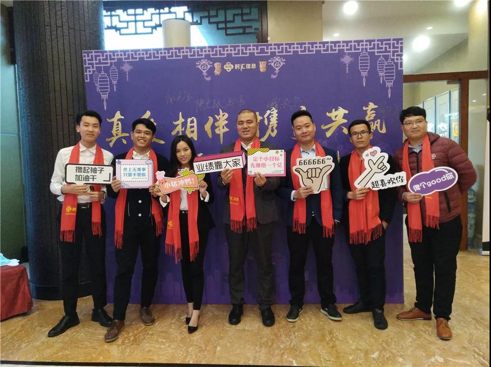 這(zhè)個(gè)春茗,歌(gē)聲萦繞,雄獅舞(wǔ)動 這(zhè)個(gè)春茗,歌(gē)聲萦繞,雄獅舞(wǔ)動