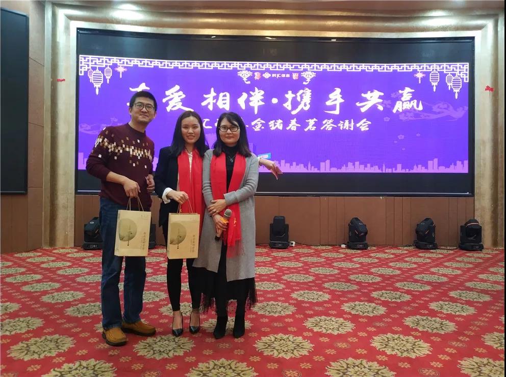 這(zhè)個(gè)春茗,歌(gē)聲萦繞,雄獅舞(wǔ)動 這(zhè)個(gè)春茗,歌(gē)聲萦繞,雄獅舞(wǔ)動