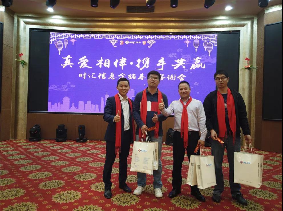 這(zhè)個(gè)春茗,歌(gē)聲萦繞,雄獅舞(wǔ)動 這(zhè)個(gè)春茗,歌(gē)聲萦繞,雄獅舞(wǔ)動