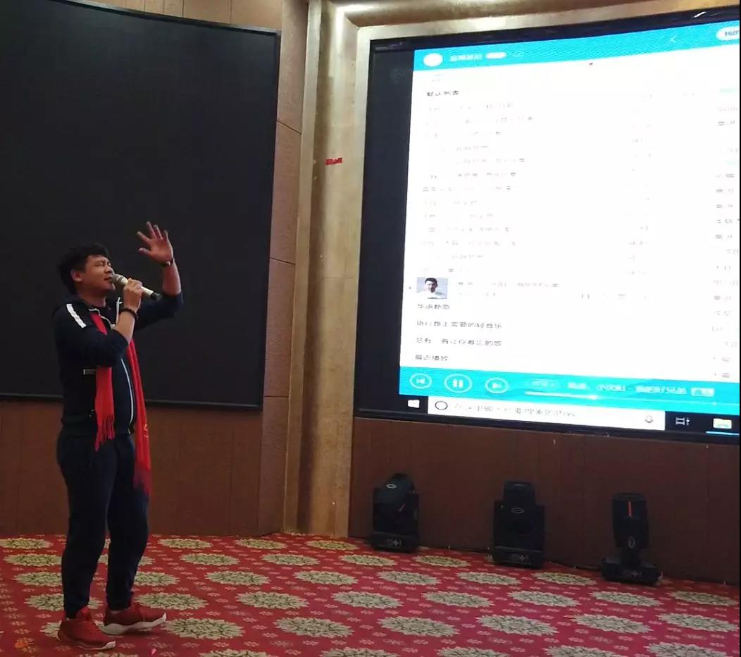 這(zhè)個(gè)春茗,歌(gē)聲萦繞,雄獅舞(wǔ)動 這(zhè)個(gè)春茗,歌(gē)聲萦繞,雄獅舞(wǔ)動