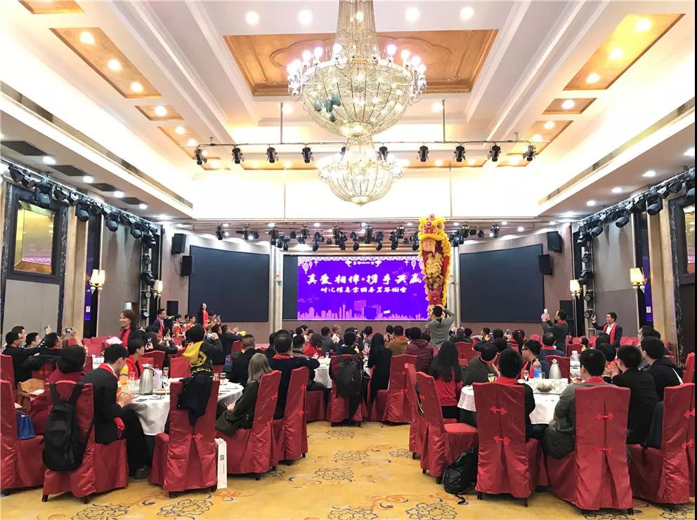 這(zhè)個(gè)春茗,歌(gē)聲萦繞,雄獅舞(wǔ)動 這(zhè)個(gè)春茗,歌(gē)聲萦繞,雄獅舞(wǔ)動