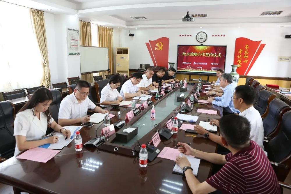 廣州鐵(tiě)路(lù)職業(yè)技(jì)術(shù)學院與浪潮集團、時(shí)彙信息簽署三方戰略合作(zuò)協議(yì) 廣州鐵(tiě)路(lù)職業(yè)技(jì)術(shù)學院與浪潮集團、時(shí)彙信息簽署三方戰略合作(zuò)協議(yì)